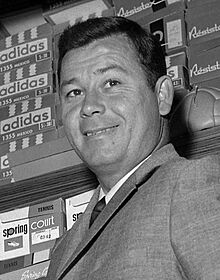 23.05.66 Just Fontaine dans son magasin (1966) - 53Fi634 (Cropped)