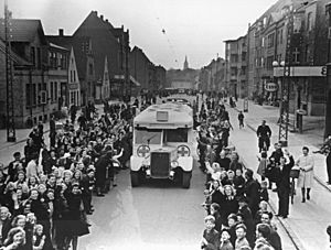 Bernadotte-aktionen. Danske Røde Kors busser kører gennem Odense d. 17. april 1945 på vej til Sverige med danske fanger fra tyske koncentrationslejre (7392607518)