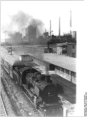 Bundesarchiv Bild 183-57339-0007, VEB Leuna-Werke, Werkbahnhof