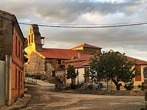 Coomonte e Iglesia de San Juan Bautista.jpg