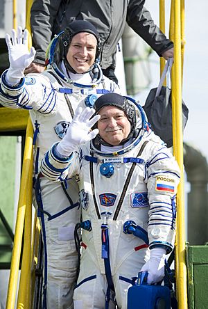 Expedition 51 Crew Wave At the Pad (NHQ201704200001)