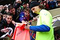 Ibrahimovic firmando una camiseta del FC Barcelona