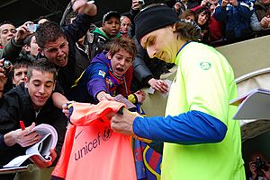 Ibrahimovic firmando una camiseta del FC Barcelona