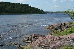 Open view of Whiteshell River, to the left a rocky granite shore