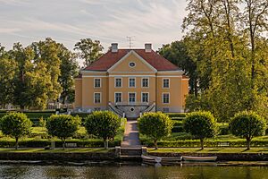 Palmse mõisa peahoone pargi poolt