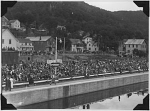 Photograph of crowd onshore assembled for Alma, WI dam dedication. - NARA - 282431