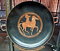 Pittore di pentesilea, coppa a figure rosse con cavaliere (int) e scene di armamento (ext), atene 480-450 ac ca. 01