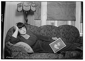 Rosa Ponselle in 1919 on sofa