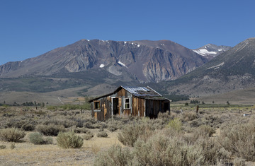Shacks on Route 395 with the Kuna Peak, Parker Peak and Mt. Dana mountains in the distance, located a few miles from Yosemite National Park in California LCCN2013633176.tif