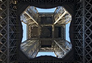 Sous la Tour Eiffel 1
