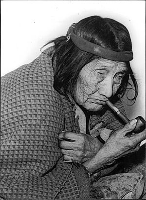 Anciana fumando pipa, principios del siglo XX
