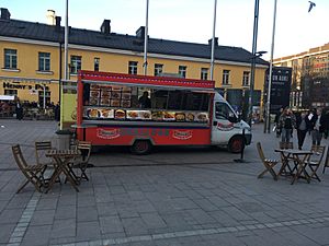 Food truck in Kamppi plaza (42738065185)