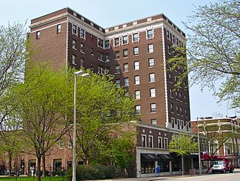 Ft Armstrong Hotel RI IL.jpg