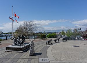 Homecoming Statue in Victoria, British Columbia, Canada 01.jpg