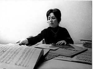 Leonora Milà mira partitures