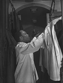 Pullman porter making an upper berth aboard the Capitol Limited bound for Chicago