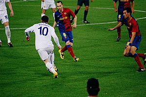 Rooney defended by Iniesta, Busquets, UEFA Champions League Final 2009