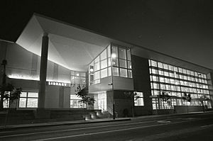 Santa Monica Public Library, Main Library Building, 2005.jpg