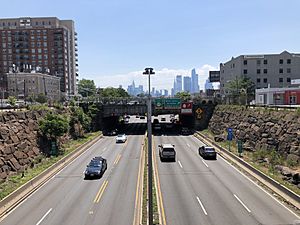 2021-06-06 11 27 03 View east along New Jersey State Route 495 (Lincoln Tunnel Approach) from the overpass for Palisade Avenue in Union City, Hudson County, New Jersey