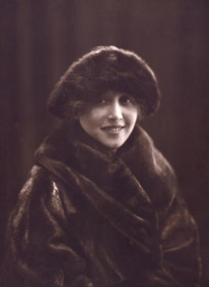 Amélia Rey Colaço - Foto Londres, 1919 (Museu Nacional do Teatro, 118070).png