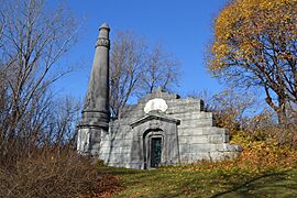 Cimetière Mont-Royal - Monument en l'honneur de la famille Molson 01