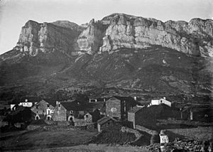 El poble de Torrelisa amb la Peña Montañesa al fons (cropped).jpeg