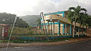 An elevated walkway at Desiderio Mendez Rodríguez School in Maizalez