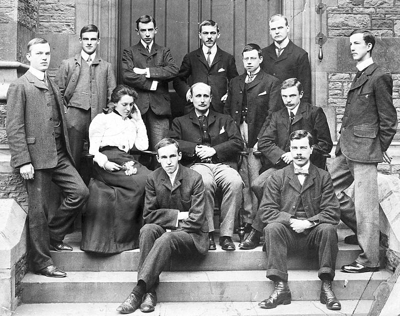 Group photograph of physics staff and senior students, University College, Bristol, 1902.jpg