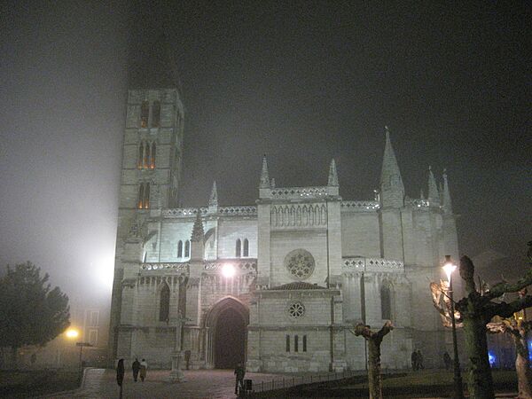Night-mist-view-la-antigua-church-valladolid-es