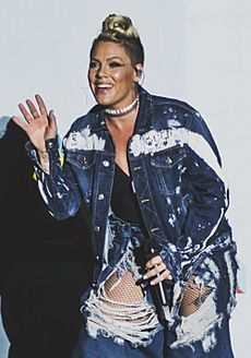 P!nk - V2017 Hylands Park Chelmsford - Saturday 19th August 2017 PinkVFest190817-33 (36356783480) (cropped)