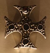 Pendente con crocifisso a tau, in argento dorato, 1500 ca., dai dintorni di waterford, irlanda