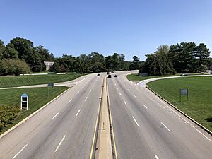 2022-09-15 12 08 09 View north along U.S. Route 1 (Baltimore Pike) from the overpass for Longwood Road along the border of East Marlborough Township and Kennett Township in Chester County, Pennsylvania