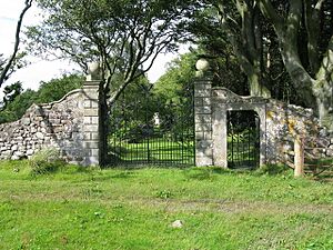 Bavelaw Castle Gates - geograph.org.uk - 1426977