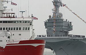 Charles De Gaulle-tribord-et-HMS-Endurance