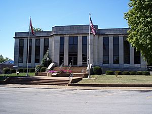 Dekalb County Courthouse in Smithville