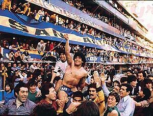 Diego Maradona celebrando la obtención del Torneo Metropolitano de 1981