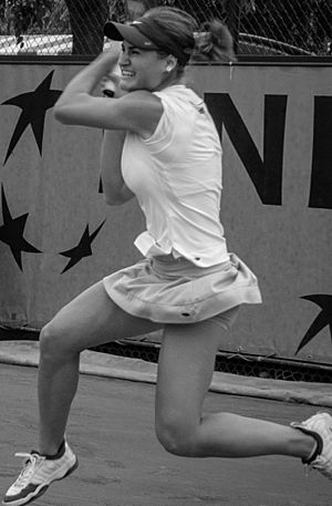 Monica Niculescu Roland Garros 2008 (cropped)