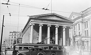 Oakwood Street Railway trolleybus 25 passing the Montgomery County Courthouse in 1937