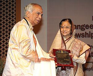 Pratibha Devisingh Patil presenting the Sangeet Natak Akademi Fellowship-2009 to Shri Lalgudi G. Jayaraman for his outstanding contribution to Carnatic music