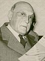Tomás Berreta leyendo (cropped)
