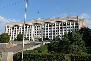 Акимат Алматы на Площади Республики. Июль, 2015 года