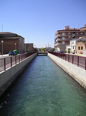 Pinyana Canal passing Alfarràs
