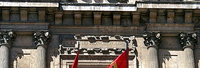 Detalle del lema de la fachada del Palacio de Fabio Nelli