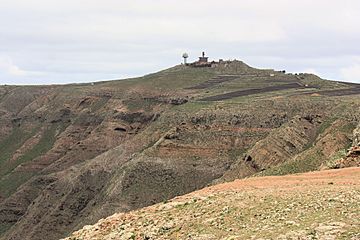 Teguise, Mirador de las Nieves, view to Peñas del Chache.jpg