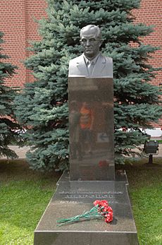 Yuri andropov grave in the kremlin wall necropolis july 2016