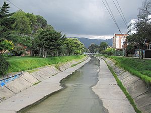 Bogotá caño río Molinos desde la carrera 25