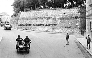 Bundesarchiv Bild 101I-049-1553-13, Jugoslawien, Split, Mauer mit Aufschrift