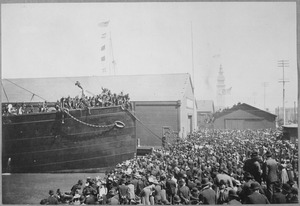 Camp Merritt, California Transport Indiana receiving troops and freight at Pacific Mail Docks on eve of departure. Crowd - NARA - 530697.tif