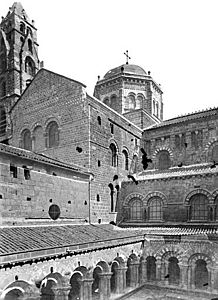 Cathédrale Notre-Dame - Transept, clocher et coupole vus du cloître - Puy-en-Velay (Le) - Médiathèque de l'architecture et du patrimoine - APMH00014165