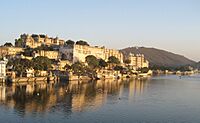 City Palace by lake Pichola, Udaipur.jpg